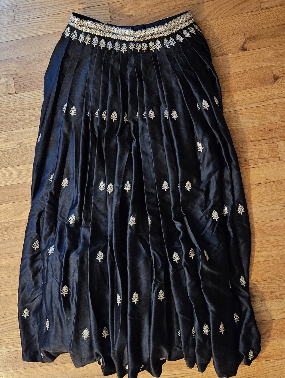 Black Lashkaraa Lehenga, Small, Only Worn Once - Picture 6 of 8